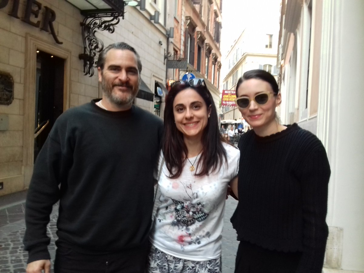 MattMarescalco's tweet photo. Incontrare JoaquinPhoenix, chiacchierare, venire ricordati per il nome di @_SMaraMS e le sue battute squallide ed essere invitati per un'intervista al #DeRussie. Non mi sono ancora ripreso! #joaquinphoenix #limportanzadichiamarsimara #joaquinphoenixroma #joaquinphoenixinvitagente https://t.co/BEmwAEesYE