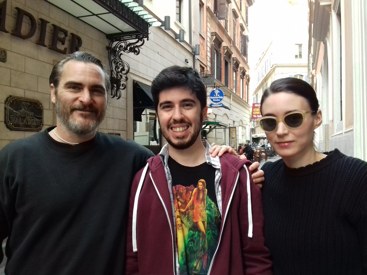 MattMarescalco's tweet photo. Incontrare JoaquinPhoenix, chiacchierare, venire ricordati per il nome di @_SMaraMS e le sue battute squallide ed essere invitati per un'intervista al #DeRussie. Non mi sono ancora ripreso! #joaquinphoenix #limportanzadichiamarsimara #joaquinphoenixroma #joaquinphoenixinvitagente https://t.co/BEmwAEesYE