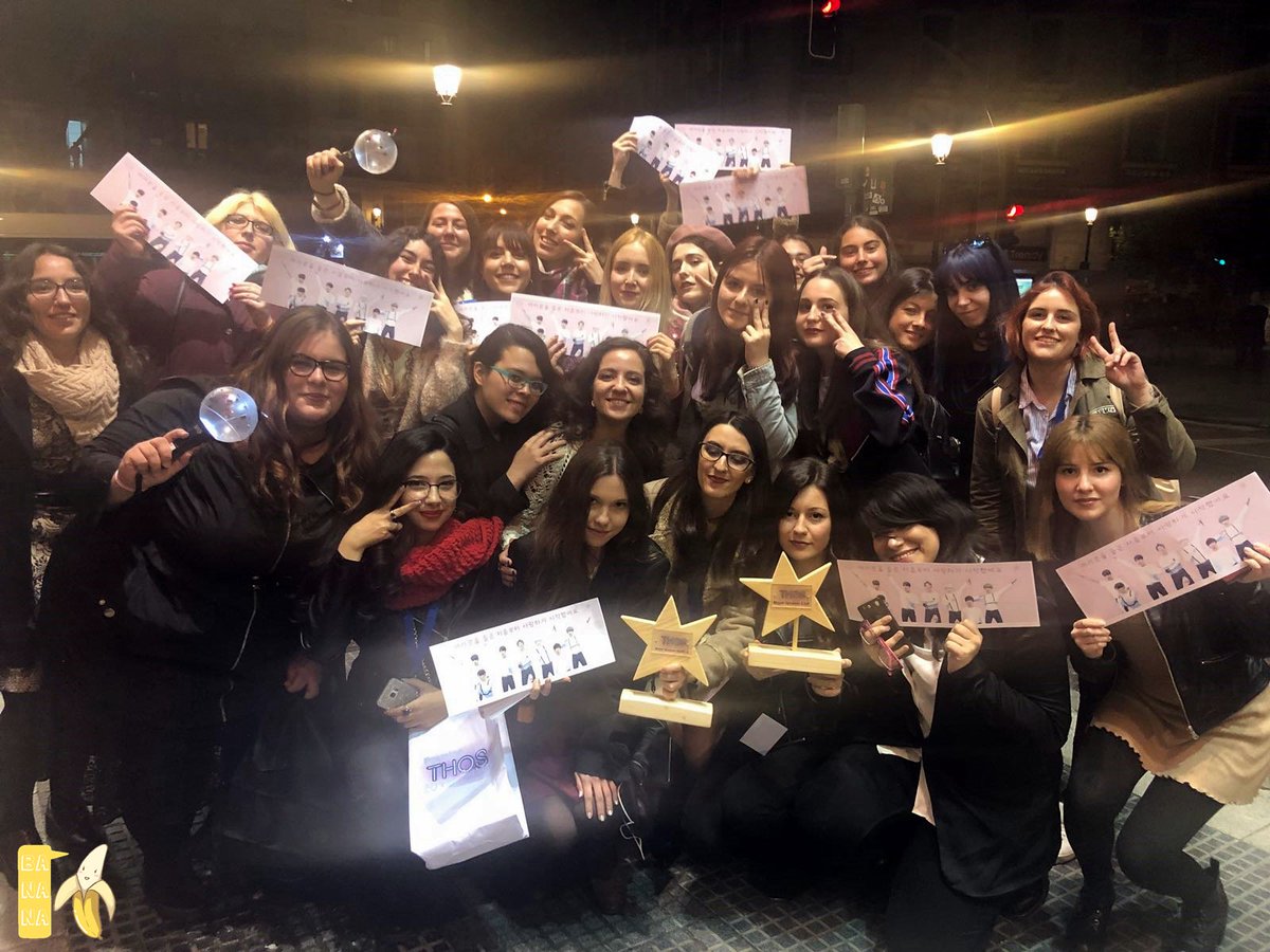 bloglaBANANA's tweet photo. [#THOSAwards2018] Hoy los chicos de #BTS #방탄소년단 han logrado en España el premio a Mejor Fandom Global y Nacional y sus #ARMY presentes en los #THOSAwards lo han celebrado por todo lo alto.

✨🏆 ¡FELICIDADES POR ESTE MERECIDO PREMIO! 🏆✨

▶️ https://t.co/TO7kTdR64R https://t.co/J5ONGEQYHc