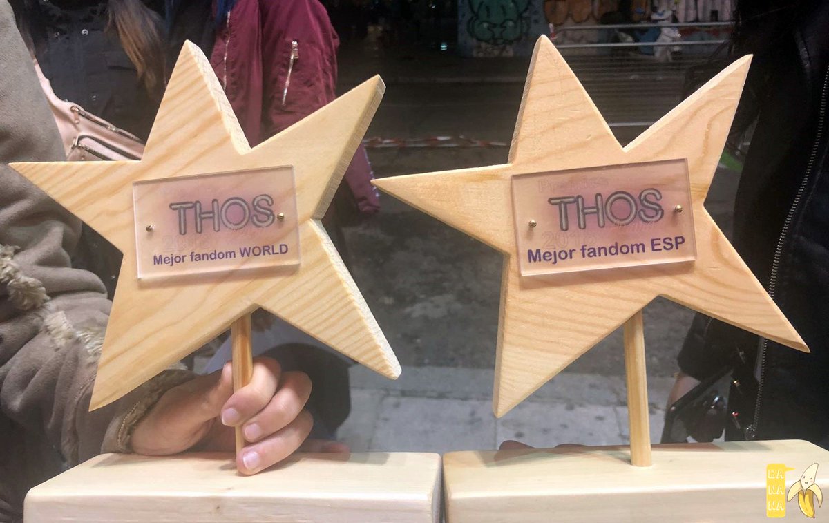 bloglaBANANA's tweet photo. [#THOSAwards2018] Hoy los chicos de #BTS #방탄소년단 han logrado en España el premio a Mejor Fandom Global y Nacional y sus #ARMY presentes en los #THOSAwards lo han celebrado por todo lo alto.

✨🏆 ¡FELICIDADES POR ESTE MERECIDO PREMIO! 🏆✨

▶️ https://t.co/TO7kTdR64R https://t.co/J5ONGEQYHc