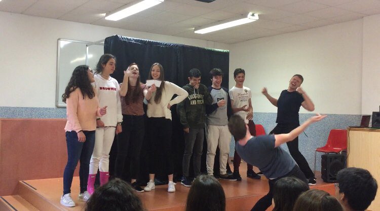 Quin tip de riure amb els <a href="/EngTheatreCom/">ETC</a>! Els alumnes de 3r i 4t d’ESO no podien parar de riure sobretot veient l’actuació d’alguns actors i actrius del nostre centre.