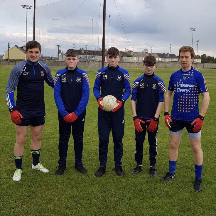 UShield_ie's tweet photo. @robbiek6 & @brianfoxtipp Tipp Senior footballers trying on the gloves at training this evening #StudentEnterprise #Ushield #gaa #football #gloves @StudentEntProg @CrokeParkEvents @ColDunIascaigh https://t.co/KYgl4truMY