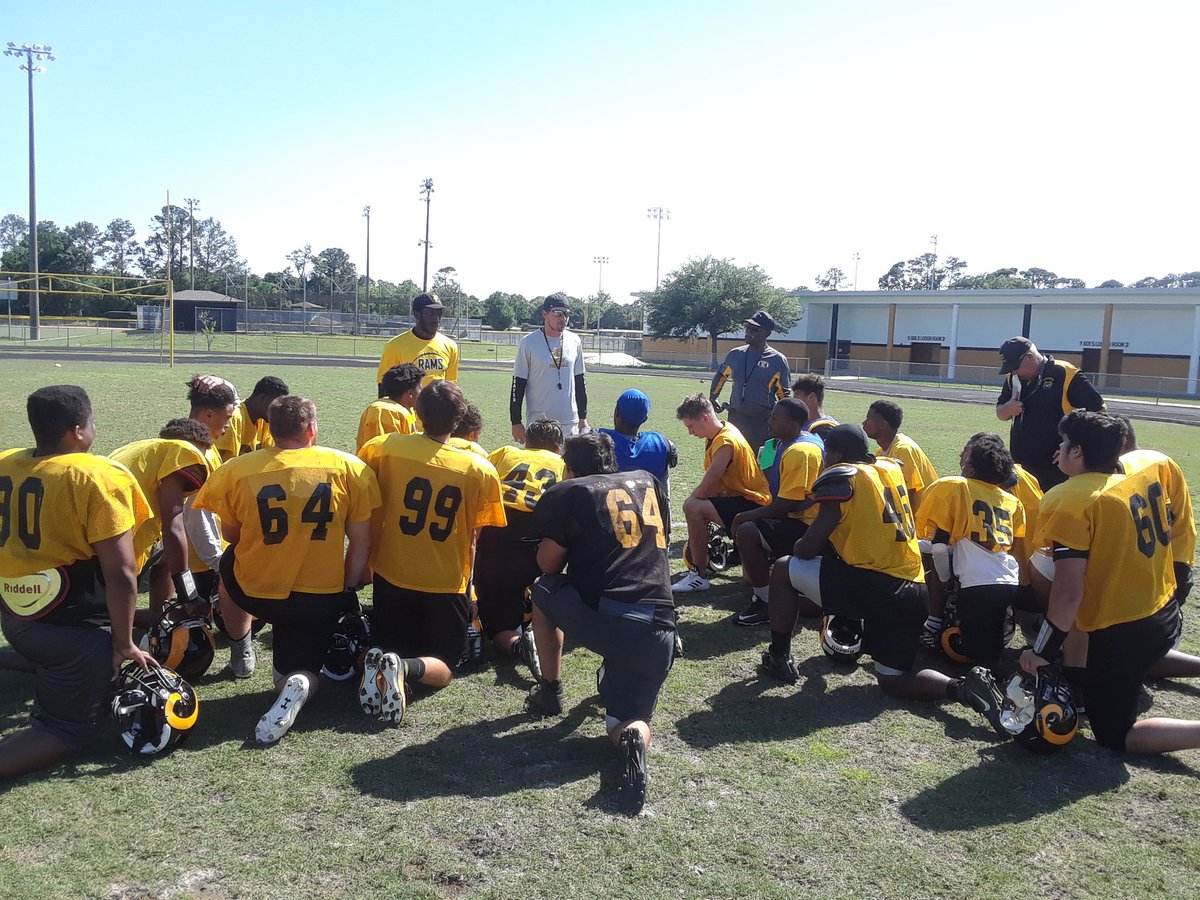 dreamkingfilmz's tweet photo. Coach Yanchik getting the offense together.
Englewood Rams #Spring2K18
@EnglewoodBoost1 @Ewoodathletics https://t.co/sNOvd8ywwq