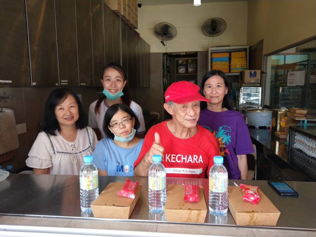 justinryo's tweet photo. These food were deemed #surplus and will end up in landfills. Thanks to the #foodrescueheroes these were saved and reproduced into #foodforthehomeless. @KecharaSoupK founded by @tsemtulku are doing such great job!
#inspiredacts
#inspired
#inspirational
#TsemRinpoche
#foodwaste https://t.co/HzU2G7weQ3