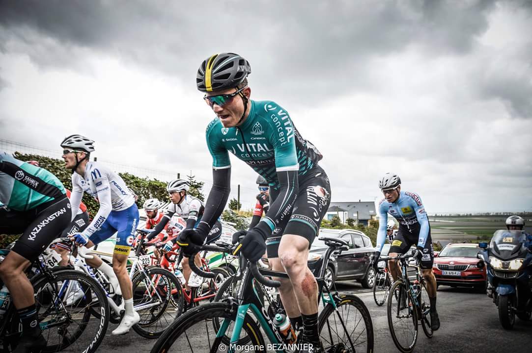 AdrienGarel1's tweet photo. Bien abîmé mais on abandonne pas les copains du @VitalConcept_CC sur le @tourdebretagne ! Dernière étape demain! 👊🤞
@MorganeBzn 📸 https://t.co/E1WR9geOyS