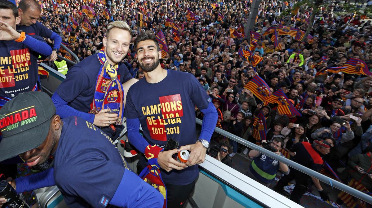 FCBarcelona_es's tweet photo. 📷 ¡Las mejores imágenes de la rúa de los campeones!
👉 https://t.co/1I7uj4tN1w 
💙❤ #ForçaBarça
🏆 #7heChamp10ns https://t.co/oDJQM1x0e2