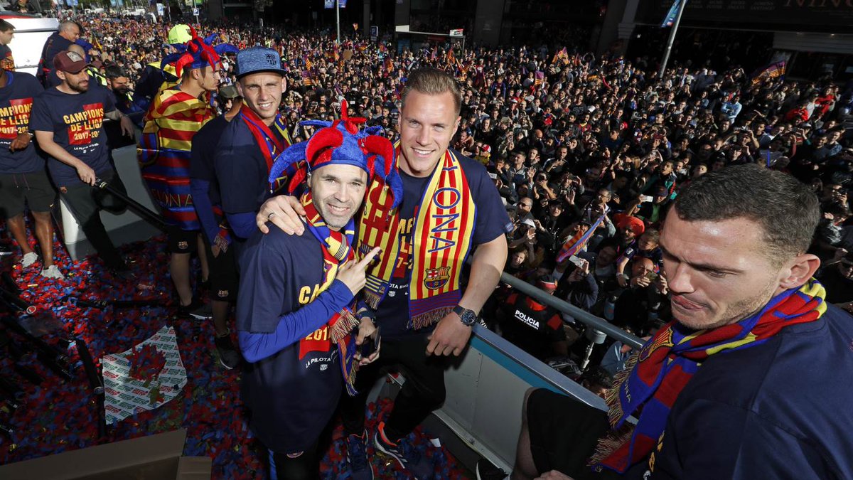 FCBarcelona_es's tweet photo. 📷 ¡Las mejores imágenes de la rúa de los campeones!
👉 https://t.co/1I7uj4tN1w 
💙❤ #ForçaBarça
🏆 #7heChamp10ns https://t.co/oDJQM1x0e2
