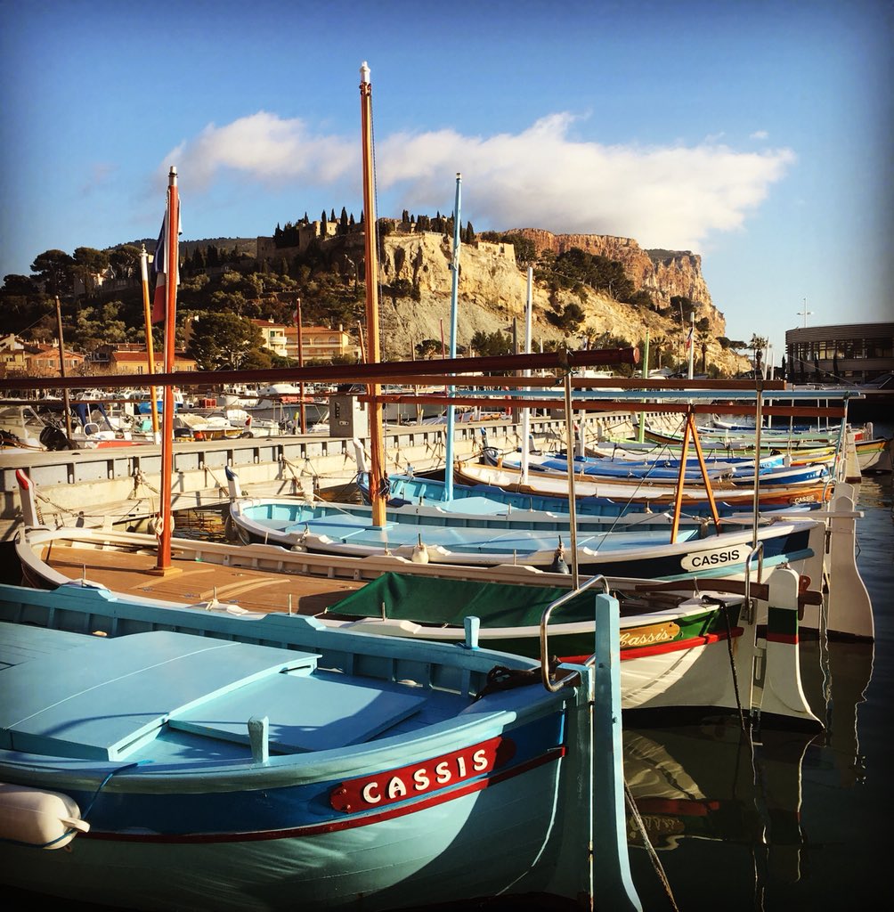 bucketlistfranc's tweet photo. Who can resist a cute French seaside village 🌊 ?
Cassis, 20 minutes from Marseille, will enchant you with its pastel coloured houses, winding streets &amp; port. And don’t forget the nearby Calanques de Cassis - beautiful rocky inlets featuring the most stunning turquoise waters. . https://t.co/RFG4TL6dvD