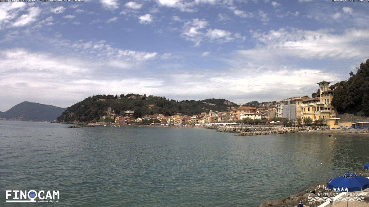 livellounoweb's tweet photo. #finocam nel #golfodeipoeti con una nuova webcam, questa volta riprendiamo #santerenzo di #lerici in diretta a questo link https://t.co/5LNHJF3tDB https://t.co/1he4C30838