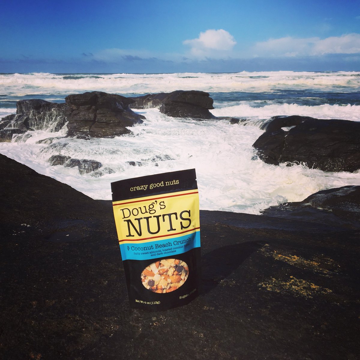 crazygoodnuts's tweet photo. The #beach and a bag of #crazygoodnuts Coconut Beach Crunch is a match made in heaven. #coconutbeachcrunch #oregoncoast #waves #ocean #takemeaway #oregon #lovemothernature #loverokz https://t.co/doj77g2dlm