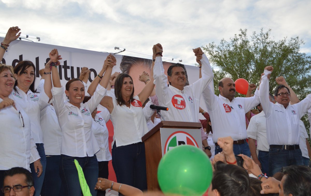 rigofuentes's tweet photo. Superamos la violencia del pasado que durante mucho tiempo dañó a las familias del #PonienteDeTorreón y ayer recorrimos el sector, el origen de esta gran ciudad.

¡Vamos a ganar y vamos a recuperar con @jagtzjardon el proyecto de Desarrollo del Poniente, que hoy está abandonado!. https://t.co/AxcM2O92PW