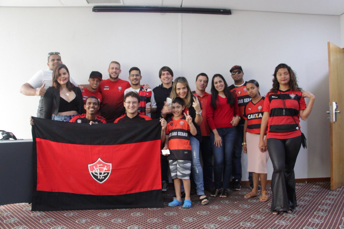 ECVitoria's tweet photo. ESTAMOS CONTIGO EM QUALQUER LUGAR! Integrantes da torcida Leões das Gerais e sócios SMV que moram em Belo Horizonte (MG) encontraram com o elenco Rubro-Negro antes da partida! O Vitória encara o América-MG logo mais, às 20h, no Independência. 🔴⚫ #FechadoComOECV https://t.co/kGV7IHzo8b