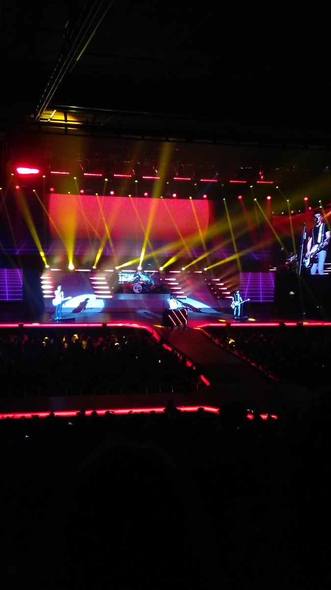 itslizzy_s's tweet photo. Had a great time seeing @TheVampsband live in Brighton last night ☺👍👍💜💚💙 https://t.co/NDCTSioEdb