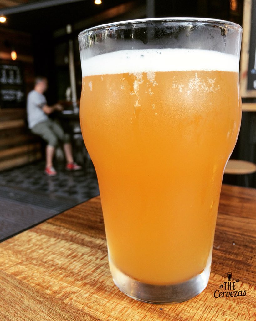 Thecervezas's tweet photo. Pasó la lluvia, llegó la cerveza.  Arpegia Belgian Blonde, suave y especiada. #cervezaartesanal #craftbeer #belgianblonde #arpegia https://t.co/I7m5cMi07U