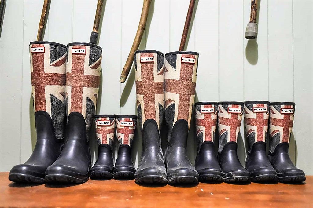 TheOakleyCourt's tweet image. We may be finding these useful for a few days! #hunterwellies #rainydays #puddlesplashing #wheresthesungone #greatweatherforducks #oakleycourt #windsor #countryhousehotel