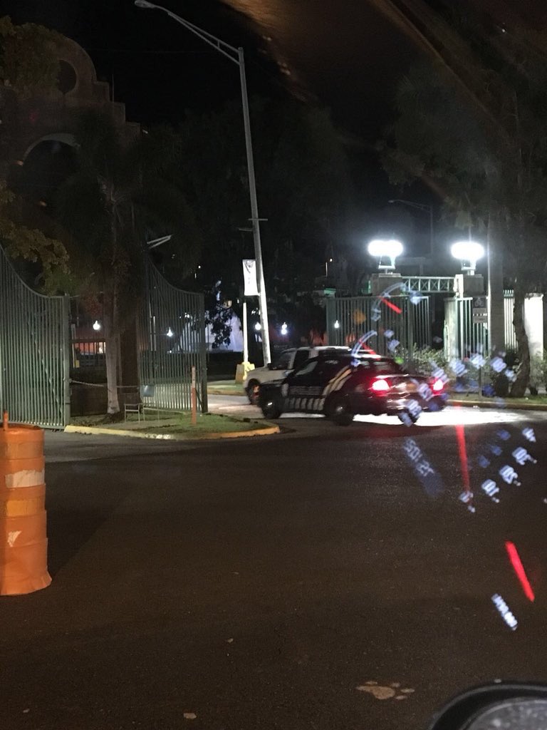 La Policía se moviliza a las entradas del RUM, la noche antes del Paro Nacional; y se colocan cadenas en los portones principales del recinto. 

📸: Suministradas