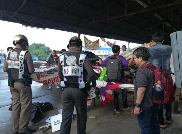 Reaproy's tweet photo. May Day outrage in military ruled #Thailand = repression as military police &amp; local police stop #MWRN migrant union activists, confiscate banners &amp; #MayDay2018 campaign materials. When will Thailand ever let migrants from #Myanmar, #Cambodia &amp; #Laos form their own unions? https://t.co/6PCzcde5B3