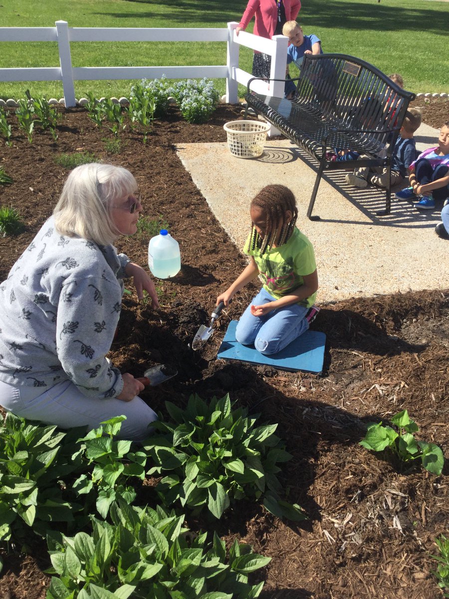 EGuimoye's tweet photo. WES Kindergarteners gave back to the community by planting flowers and cleaning up trash around Windsor High School! Way to be GREAT citizens! @dukeswhs @CouchEllen @icoachiwcs @IWCSchools @WES_Hornets https://t.co/vYZzIq7gpD