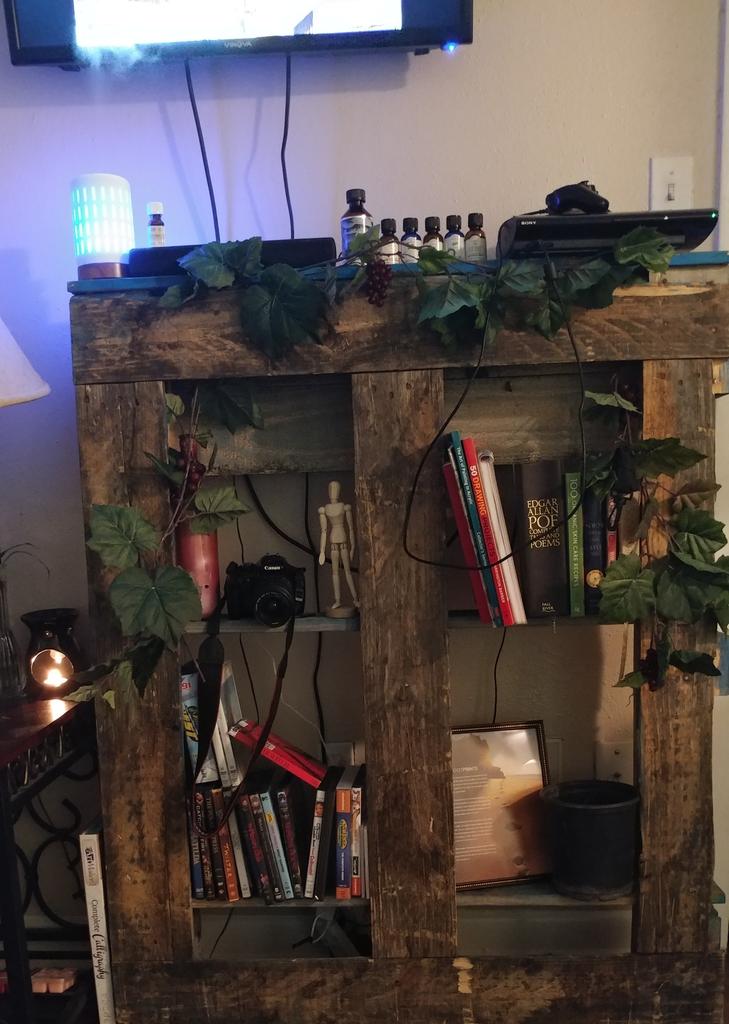 Renay_____'s tweet photo. On today's episode of crafting with Eb #woodpalletcrafts #needspaint https://t.co/KRzBxYzZvZ
