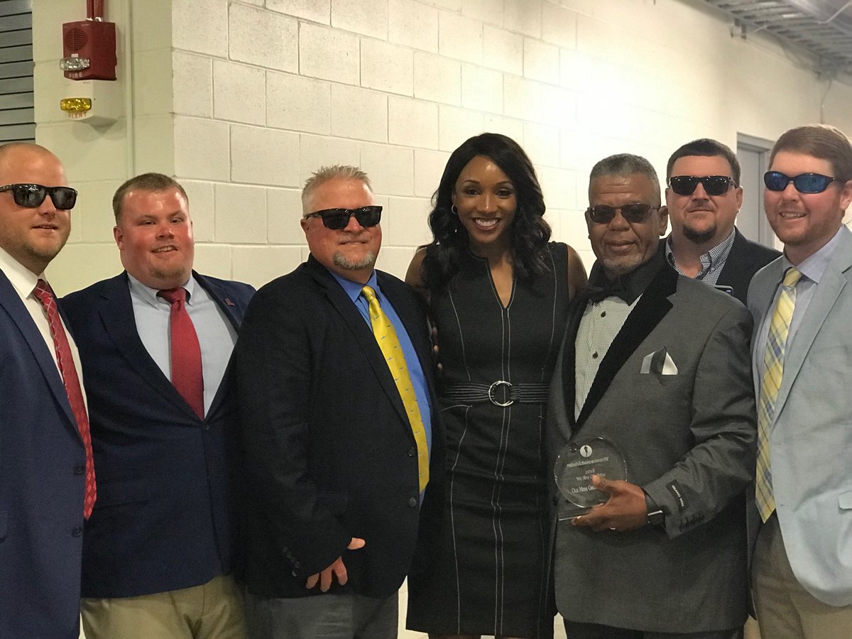 UMGroundsCrew1's tweet photo. We would like to say thank you to @MariaTaylor7 hosting the Rebel Choice Awards and for the picture. https://t.co/7qaQFq3eYS