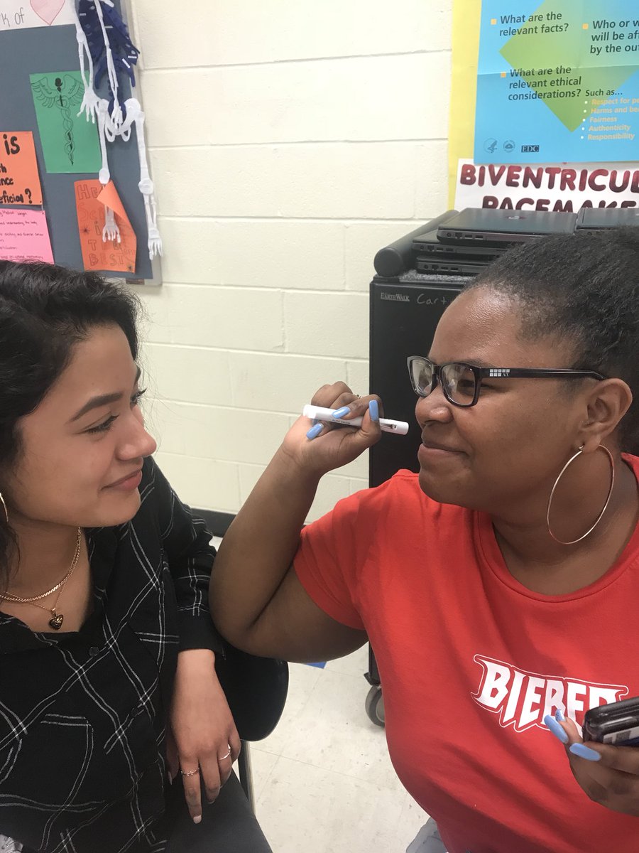 wardHS12's tweet photo. Health science 1 students learning about the sensory system and using pen lights to see how the pupils react to light #nhcscte https://t.co/QT9OACRali
