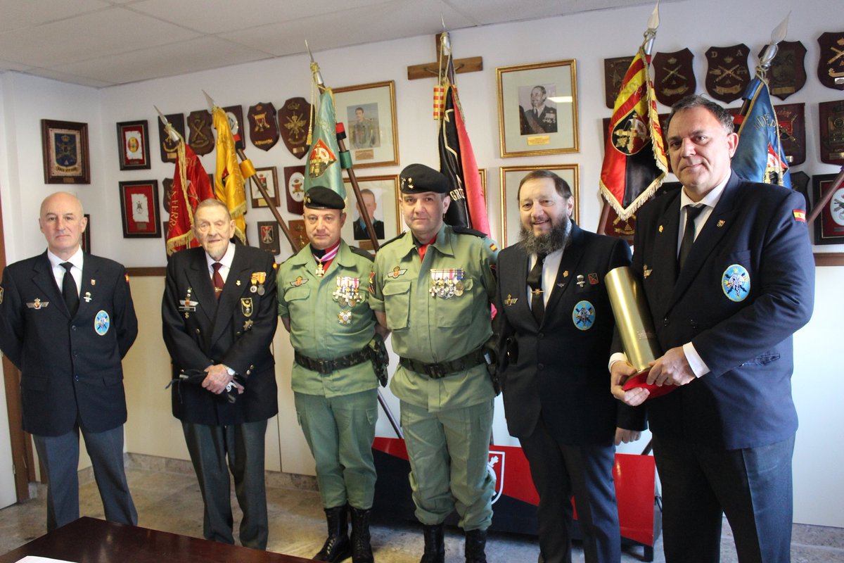 Asvepa_Asturias's tweet photo. Entrega de vaina del GACAPAC VI,a ASVEPA-ASTURIAS, Asociación de Veteranos Paracaidistas del Principado de Asturias.#BRIPAC
#PARACAIDISTAS
#ASVEPA https://t.co/3WetyyqLqG