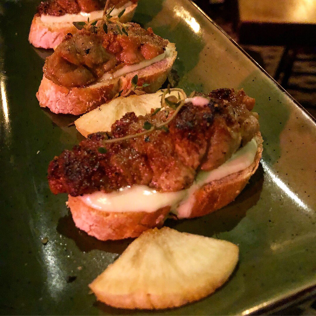PetaRuger's tweet photo. ¡Salimos de Bares con @diegorodriguezblog ! Estuvimos probando la comida de Bastardo, Spin the Black Mango y El Bar Sin Nombre #EnLaCalleConPeta #SalimosAComer #ComidaDeBar #QuedoCorti
https://t.co/YYcICu4pen https://t.co/6FpSNZ6fcd