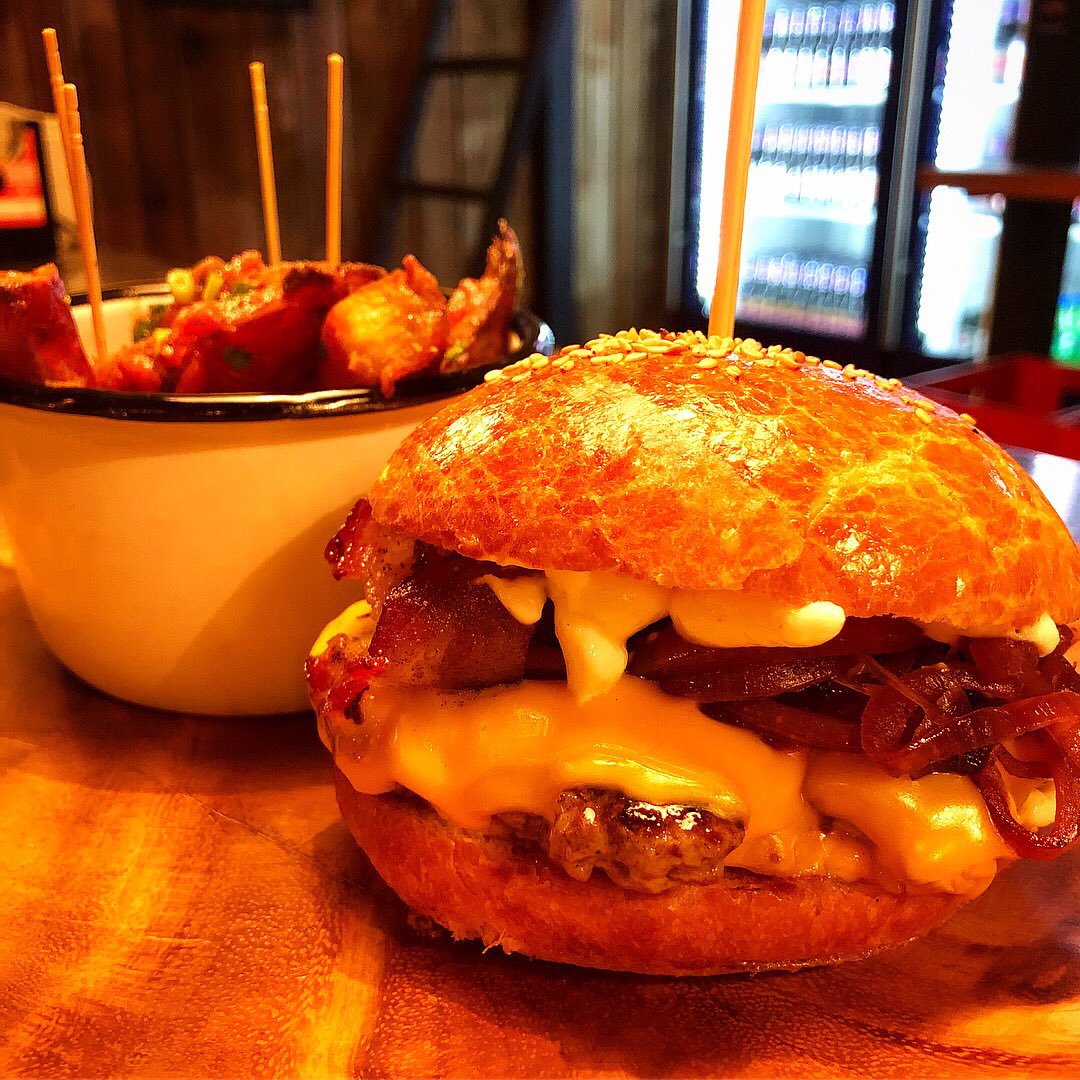 PetaRuger's tweet photo. ¡Salimos de Bares con @diegorodriguezblog ! Estuvimos probando la comida de Bastardo, Spin the Black Mango y El Bar Sin Nombre #EnLaCalleConPeta #SalimosAComer #ComidaDeBar #QuedoCorti
https://t.co/YYcICu4pen https://t.co/6FpSNZ6fcd