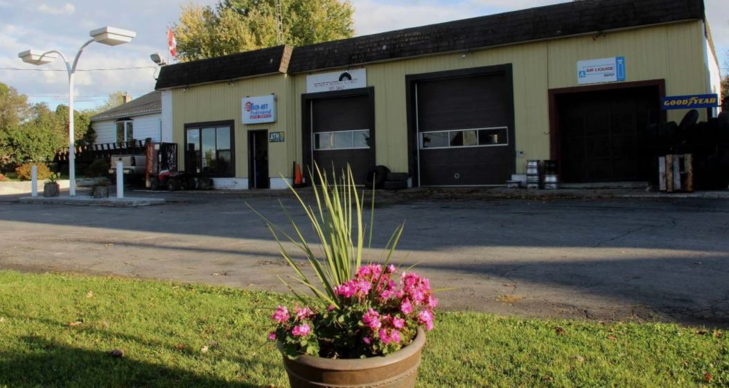 ServiceFirstYGK's tweet photo. 1263 Main Street, Wolfe Island | $389,900
Looking for that opportunity to be your own boss or run your own business? Offered for sale is this unique commercial property!
https://t.co/HahHRS1pPs
#YGK #RealEstate #SmBiz https://t.co/H3045egtDn