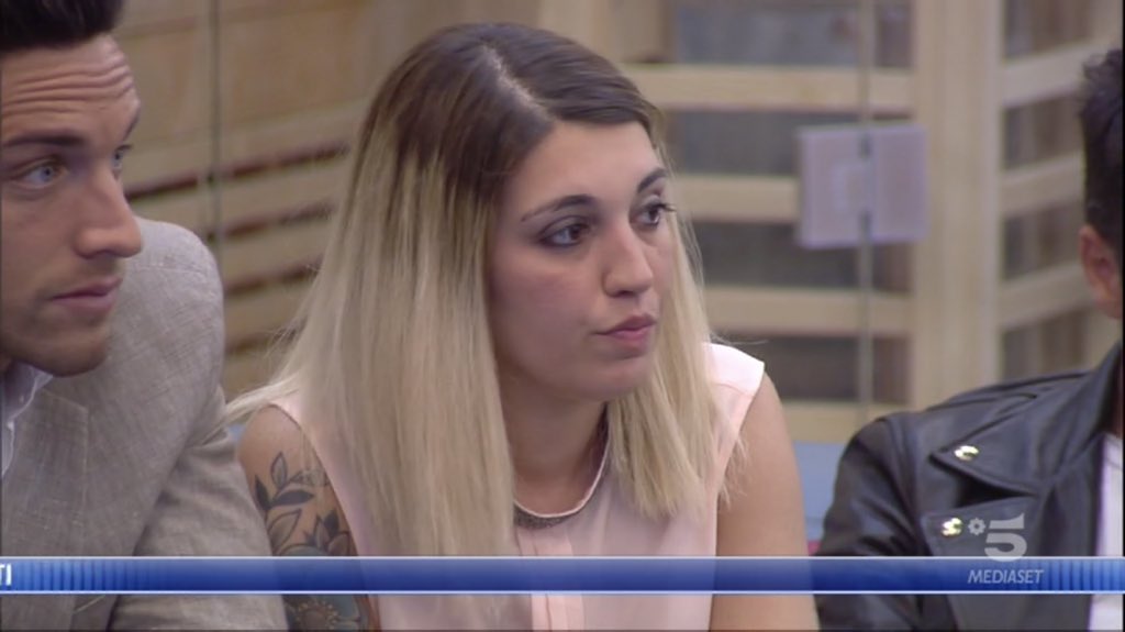 NAVY_LORE's tweet photo. #GF15 qualcuno può eliminare la sua esistenza ?! https://t.co/PdM8ugCuL2