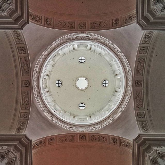 cristianlozano7's tweet photo. Geometry.
#Church
#LookingUp
#Architecture
Inside the "Kollegienkirche" (church of the University of Salzburg, Austria), September 2015.
#church #austria #salzburg #kollegienkirche #unesco #östereich🇦🇹 #dome #roof #simetrics #simetry #perfect #sh… https://t.co/NVwkYb05PU https://t.co/76rOU6ISBm