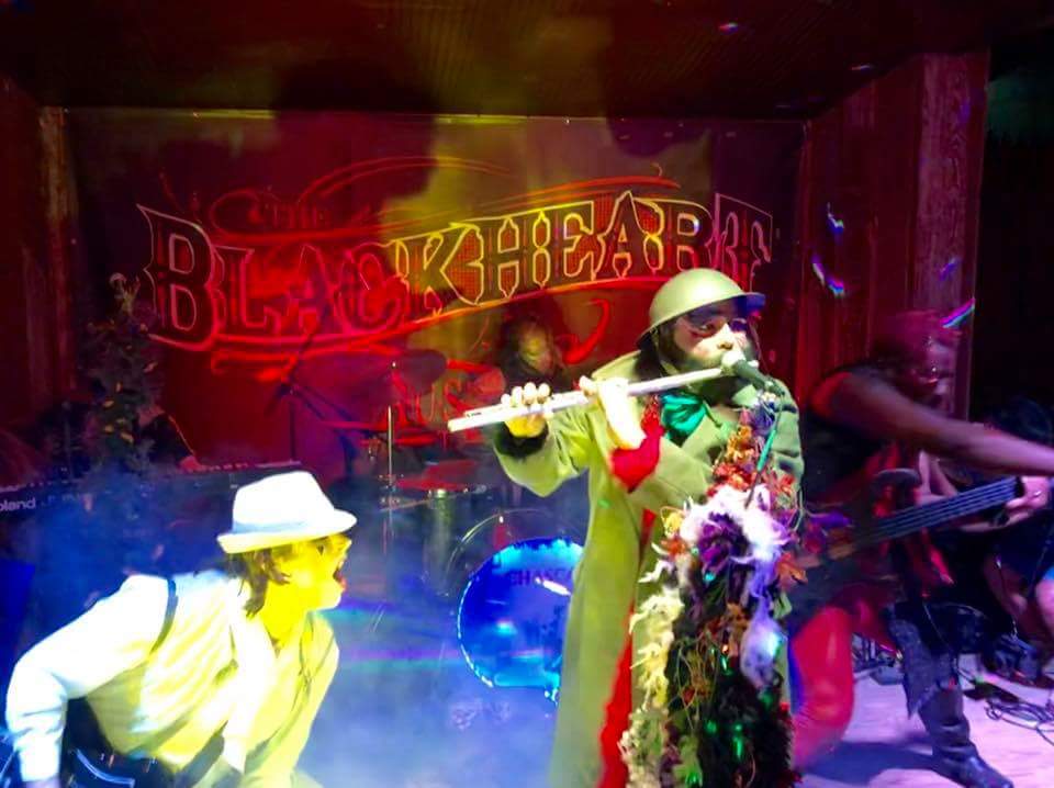 <a href="/chascamusic/">Chasca</a> 
<a href="/BlackheartBar/">The Blackheart</a>