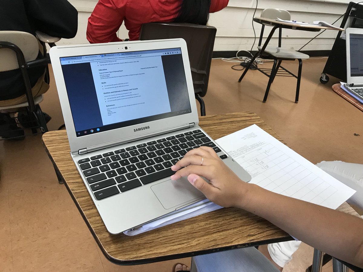 808Bray's tweet photo. Let’s RESUMÉ!
Student Shazarey G. J. continues to finish her resumé for her PTP during lunch, “I’m almost done!” She stated. #snwhs https://t.co/FxHlYXoQGp