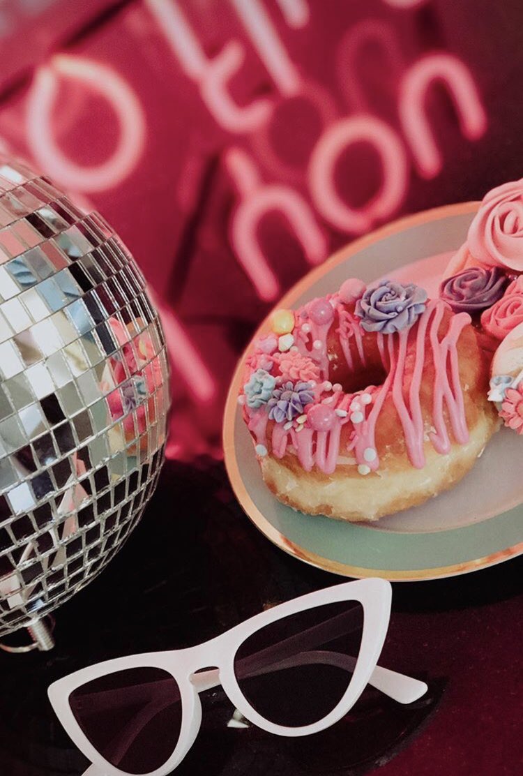 uscout_com's tweet image. This Uscout location was the hottest spot to be at in the desert the past three weeks. White Horse Agency and Sugarbear Hair hosted a style lounge and beauty bar three weekends in a row. #Uscout #festivals