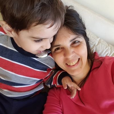 Wetoker's tweet photo. Descubrir que tu hijo tiene autismo es aprender junto a él cada día. @cintiafritz nos habla sobre eso sin filtros y muestra que ser vulnerable y estar completamente empoderada no son excluyentes entre sí. Escuchá su inspiradora experiencia en #AutismoReal: https://t.co/Vvv7hMzzde https://t.co/r8DBSZ4yzN