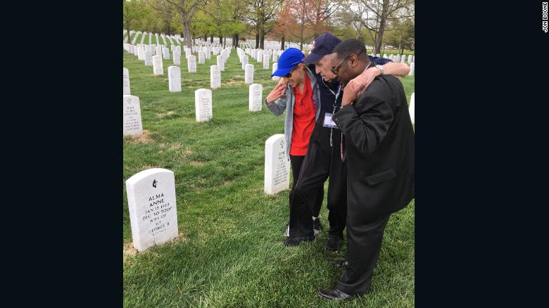 CNN's tweet photo. When a WWII veteran couldn't walk to his wife's grave, two volunteers carried him there
https://t.co/5TcABAGywG https://t.co/dTO0M9Fz5J