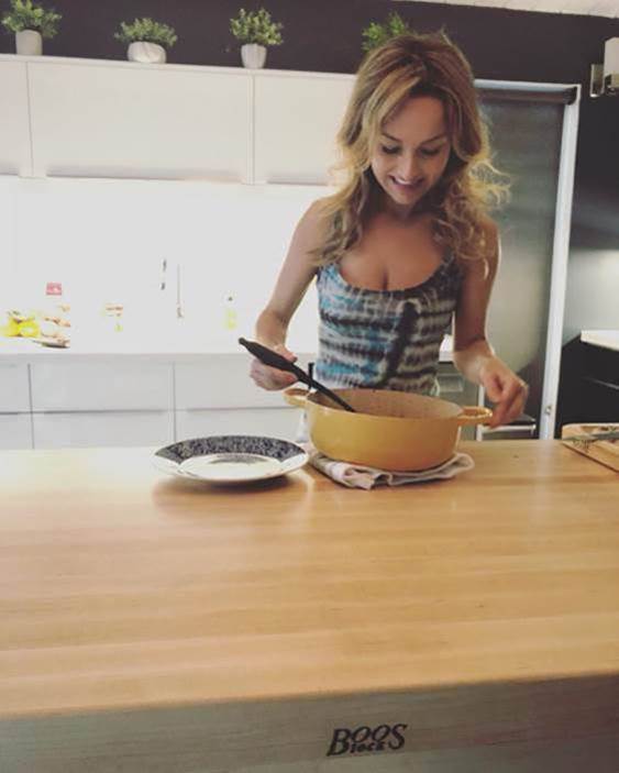 johnboosco's tweet photo. "@GDeLaurentiis: Sat night @thegiadzy chicken piccata... thx @johnboosco for my GIANT butcher block! Love it!! #johnboos #boosblocks" 

Thanks for the shoutout and we hope you enjoy, Giada! https://t.co/tTUIDMtvD1
