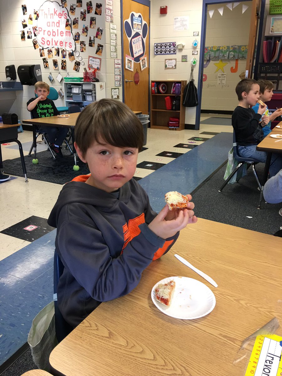 MrsBalgoyen's tweet photo. What better way to teach fractions than making 🍕! https://t.co/uPMdg9lTMS