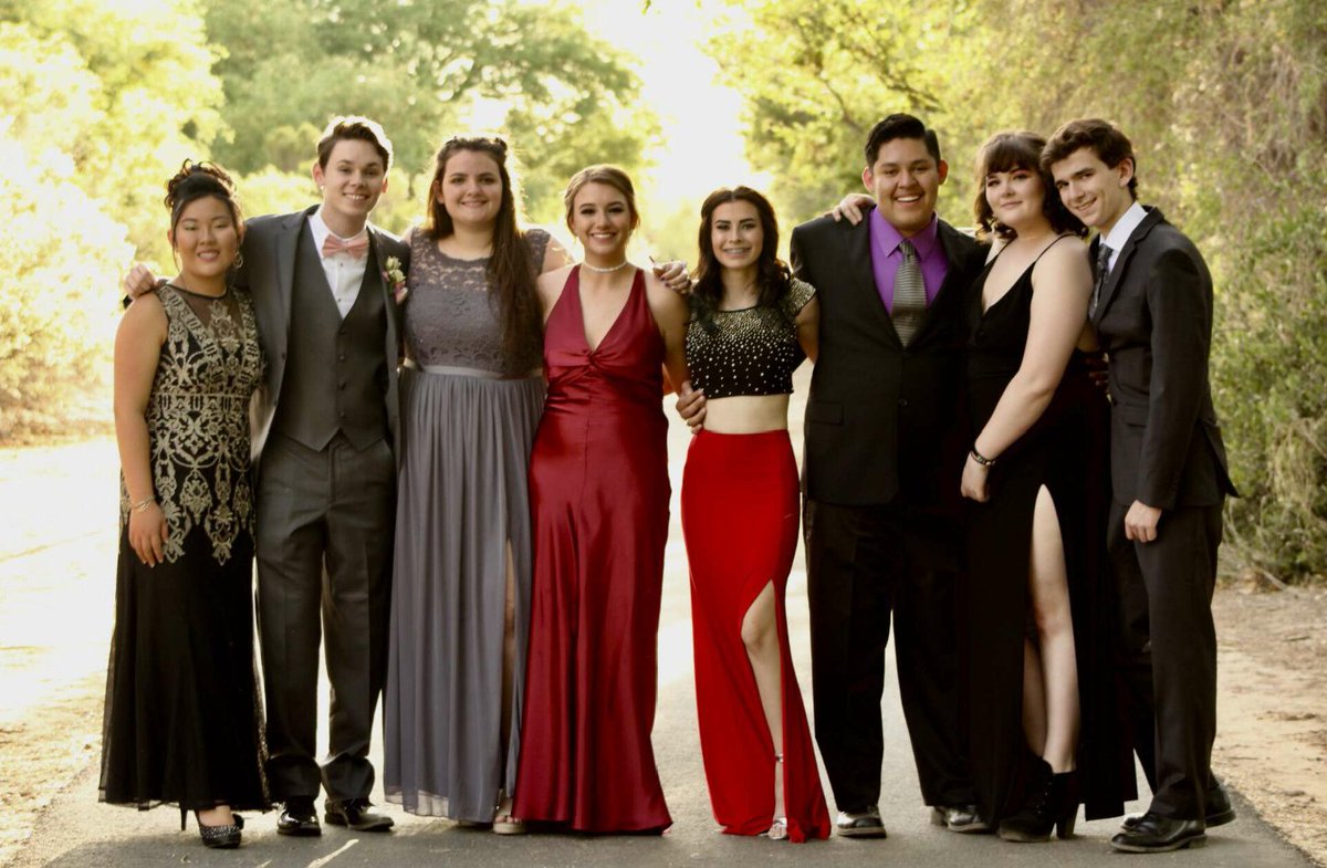 Hooliaosz's tweet photo. Now this, this is what good memories look like 💕 #promm https://t.co/dWLbEwDUja