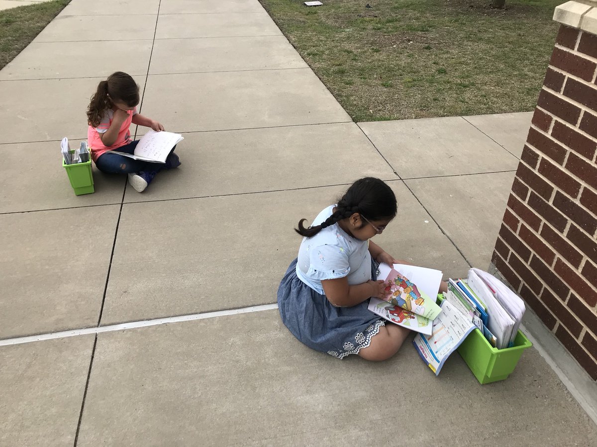 mrslamb1st's tweet photo. DEAR time today during Phillips Reads Week! #phillipsreads @phillipsreads #PhillipsFun https://t.co/dKWPGz236u