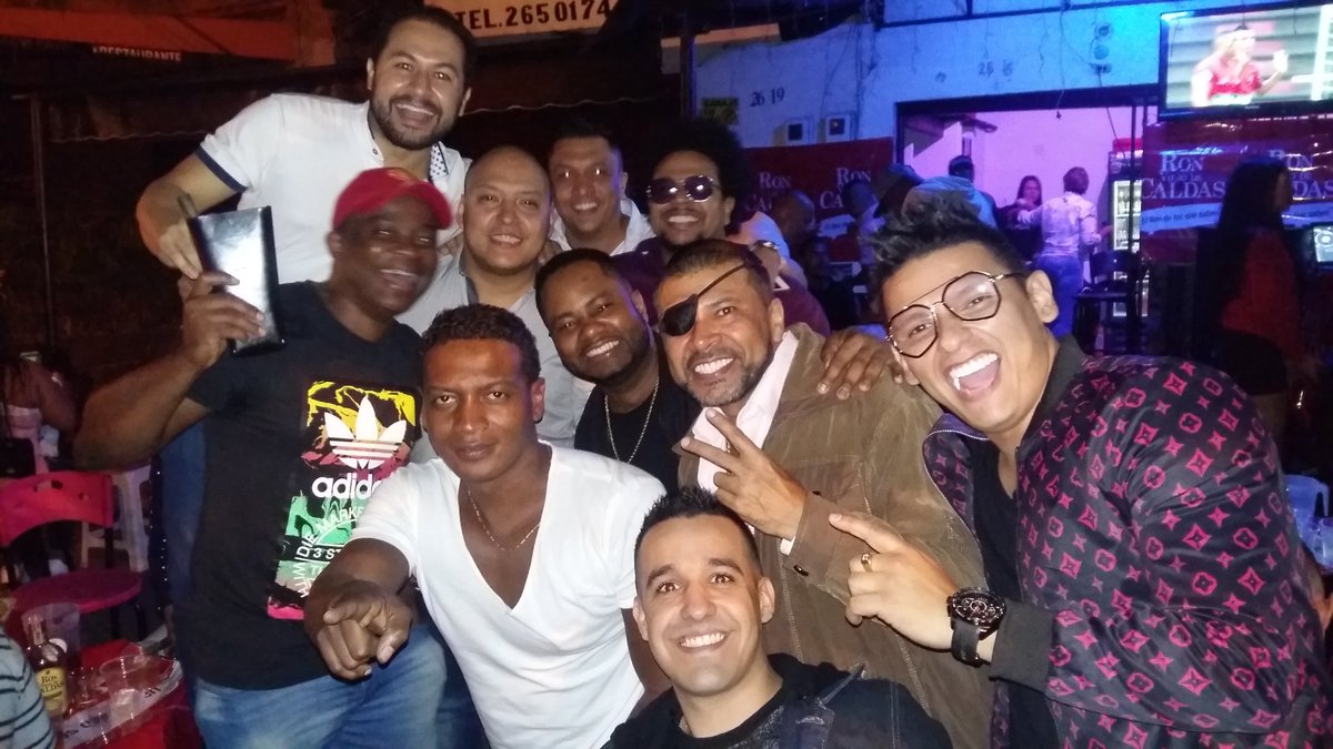 SonsiPerdomo's tweet photo. Sin planificar sucedió esta reunión maravillosa.
¡Qué cantidad de talento en una foto! 🎵 @_GustavoGerardo
#TatanBetancurt #TikoBermudez #DiegoKing #GeorgieValencia #ArnoldMoreno #EduardoChaverra
#YulianCastro #CarlosRendon #CarlosMontoya
#DonGuillermo #BrahianGomez #JanSuaza https://t.co/XNbTXY5S8V
