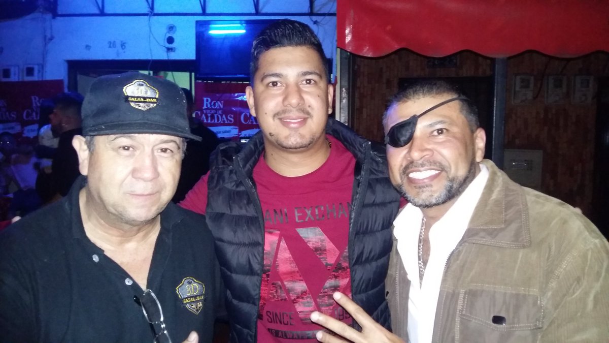 SonsiPerdomo's tweet photo. Sin planificar sucedió esta reunión maravillosa.
¡Qué cantidad de talento en una foto! 🎵 @_GustavoGerardo
#TatanBetancurt #TikoBermudez #DiegoKing #GeorgieValencia #ArnoldMoreno #EduardoChaverra
#YulianCastro #CarlosRendon #CarlosMontoya
#DonGuillermo #BrahianGomez #JanSuaza https://t.co/XNbTXY5S8V