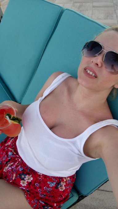 Chill  #florida 😍 #cocktails #pool and #waterslides https://t.co/WYYW6KnMjD<a href="/tag/florida"class="tags">#florida</a><a href="/tag/cocktails"class="tags">#cocktails</a><a href="/tag/pool"class="tags">#pool</a><a href="/tag/waterslides"class="tags">#waterslides</a>