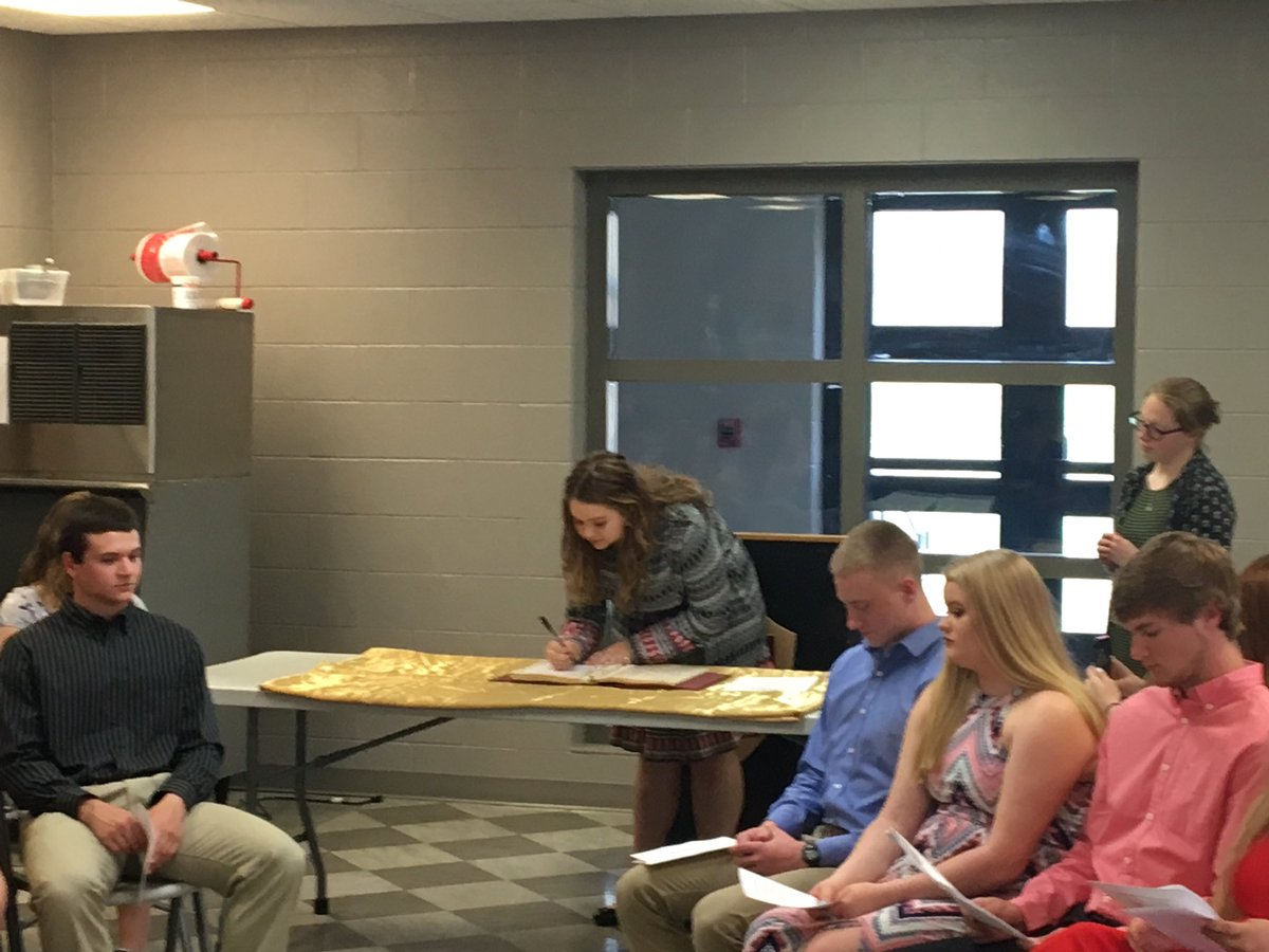 vhsknights's tweet image. National Honor Society Induction @ VHS! Great ceremony celebrating hard work, leadership and academic achievement. #knightpride