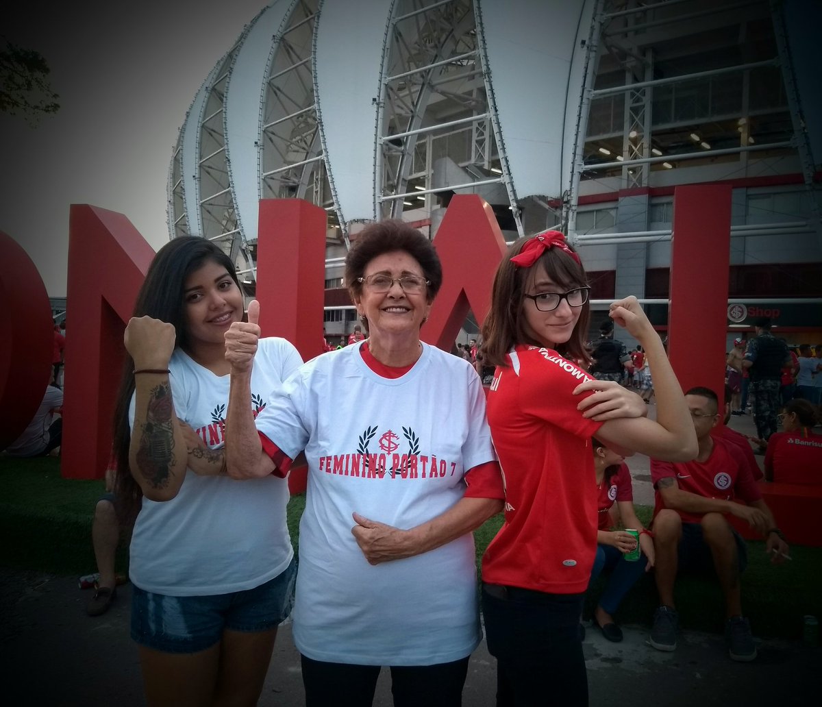 Vonoemizando's tweet photo. Gerações se encontram por amor ao Inter. ♥
Mulheres de fibra, de opinião e que entendem de futebol. 💪
Vovó é @FemininoP7! ♀
#MulheresColoradas
#FeitosDePaixão https://t.co/na8E4LJBZn
