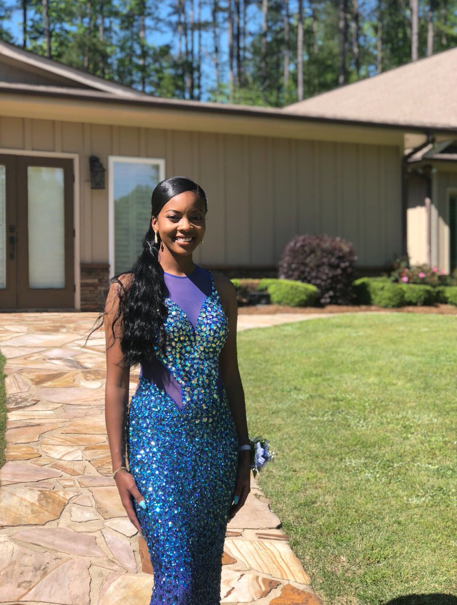lifeofdara_'s tweet photo. This how I’m coming , yall know how i do 😏 #prom2k18 #icedrip https://t.co/x4VCYxe7FR