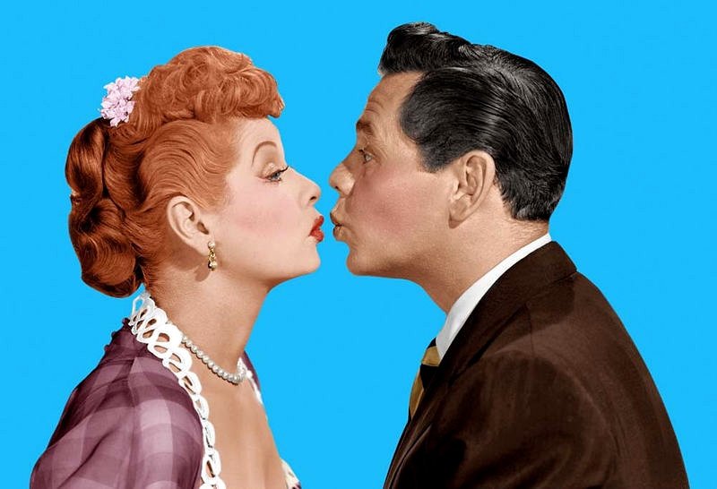 diatalcomohoy's tweet photo. #Photo #Vintage Fotografías en color de Lucille Ball y Desi Arnaz en la década de 1950 #Cine #Fotografía https://t.co/y4Uf2DN677 https://t.co/2uwVAuTeJV