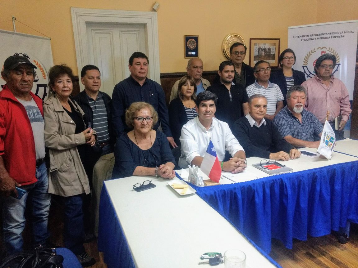 DPRTarapaca's tweet photo. Junto a las JJVV Sector Centro y la Camara de Comercio detallista, conversando sobre de seguridad pública donde la seguridad es un eje de gob del Pdte @sebastianpinera además de las veredas de Vivar y futuro paseo semi peatonal Bartolomé Vivar #ChileLoHacemosTodos 🇨🇱 #Iquique https://t.co/8WiSujqB8c