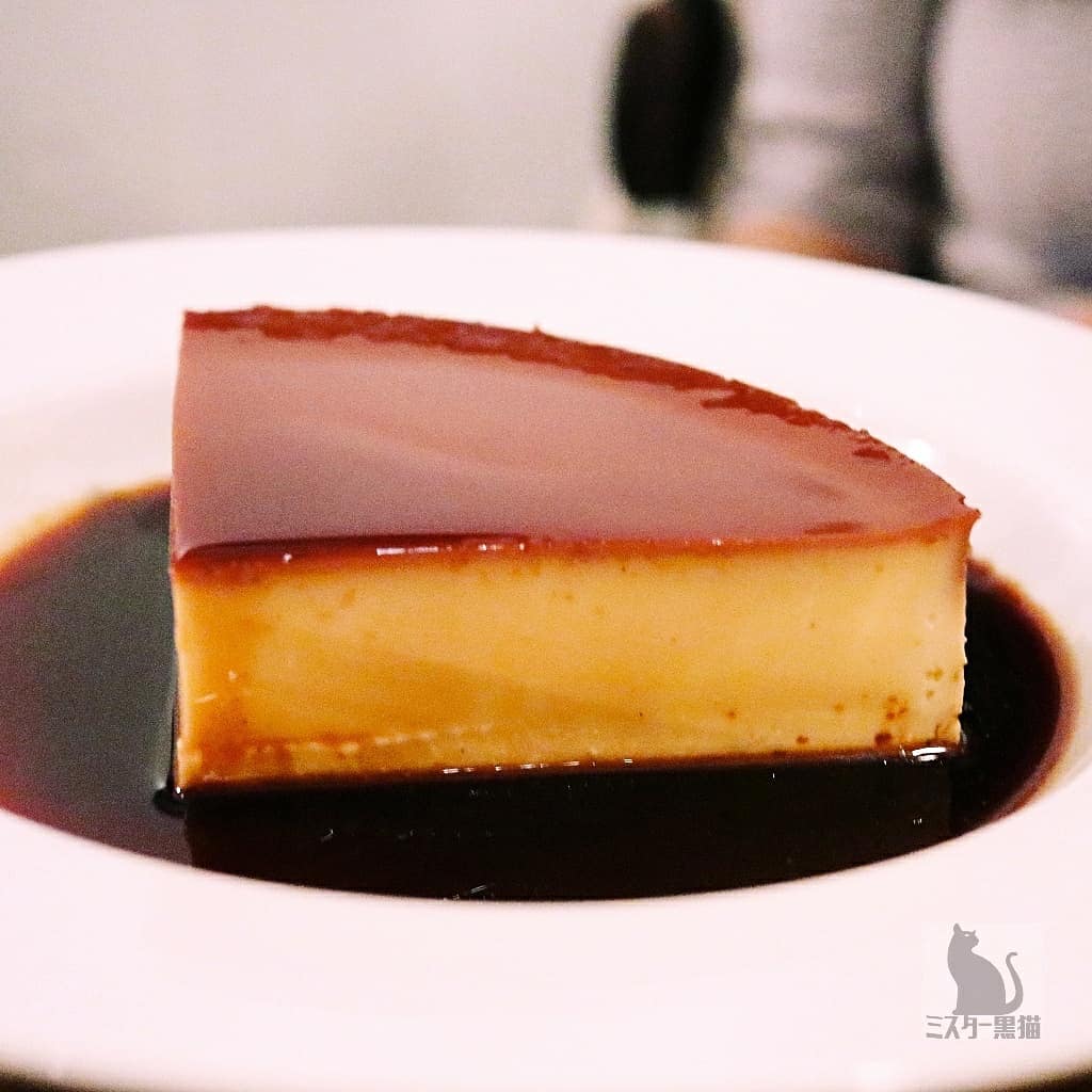 ミスター黒猫 カフェ 喫茶店 スイーツ パンケーキ Twitter પર プリプリプリーン Neue スガワラノプリン どーーーん 写真で伝わりにくいけどデカい 大きめのホールケーキ1 4サイズです プリン好きの店主の菅原さんの冠名が付くプリンは絶品 そして黒猫