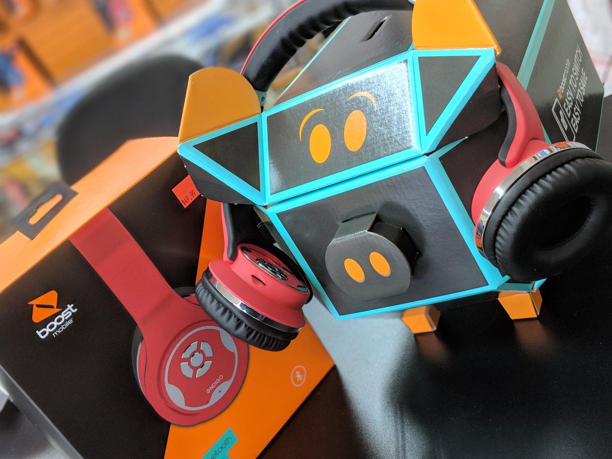 BoostHustle's tweet photo. LOVING these @BoostOndigo headphones (and product demo thanks to Monica at @Zstorellc)...flip them around, and EVERYONE can join the party! 🎶🎉🎊🎈🎵 @vfiori56 @Phillmychini @shawnatspg @JayMiglionico @Dk1team1dream https://t.co/l6H1Bmk7AL